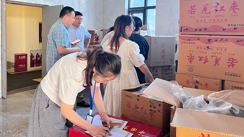 華東工控為全體員工發放中秋節<i style='color:red'>福利</i>